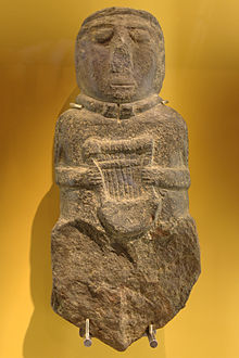 Gaule et Bretagne antiques Statue du "Barde à la lyre", retrouvée à Paule (Côtes-d'Armor) - 2ème siècle avant notre ère.